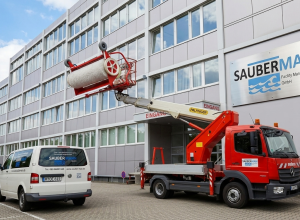 Geb&auml;udereinigung M&uuml;nchen &ndash; Team bei der B&uuml;roreinigung