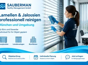 SAUBERMAN-Werbebanner zur Jalousienreinigung in München: Reinigungskraft wischt die Lamellen einer Innenjalousie mit einem Tuch ab.